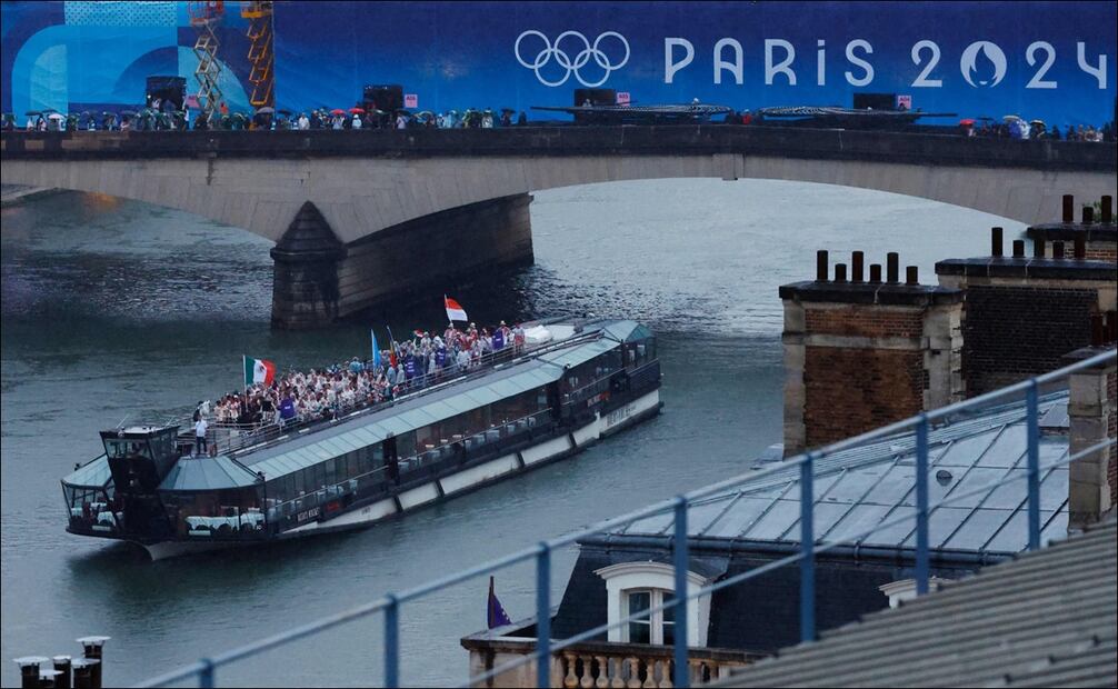 La embarcación de la delegación mexicana navega en las aguas del río Sena. FOTO: ESPECIAL