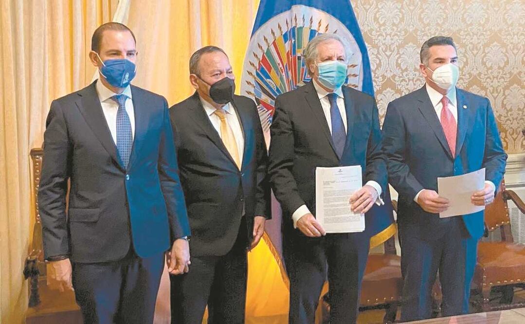Marko Cortés (PAN), Jesús Zambrano (PRD), Luis Almagro (secretario General de la OEA) y Alejandro Moreno (PRI), ayer en la oficina del organismo en Estados Unidos. Foto: Especial