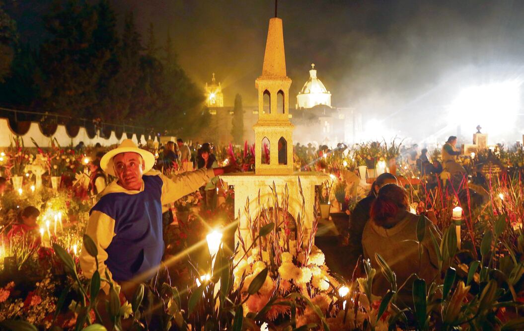 Panteones de Dolores y Mixquic, de los más visitados en Día de Muertos