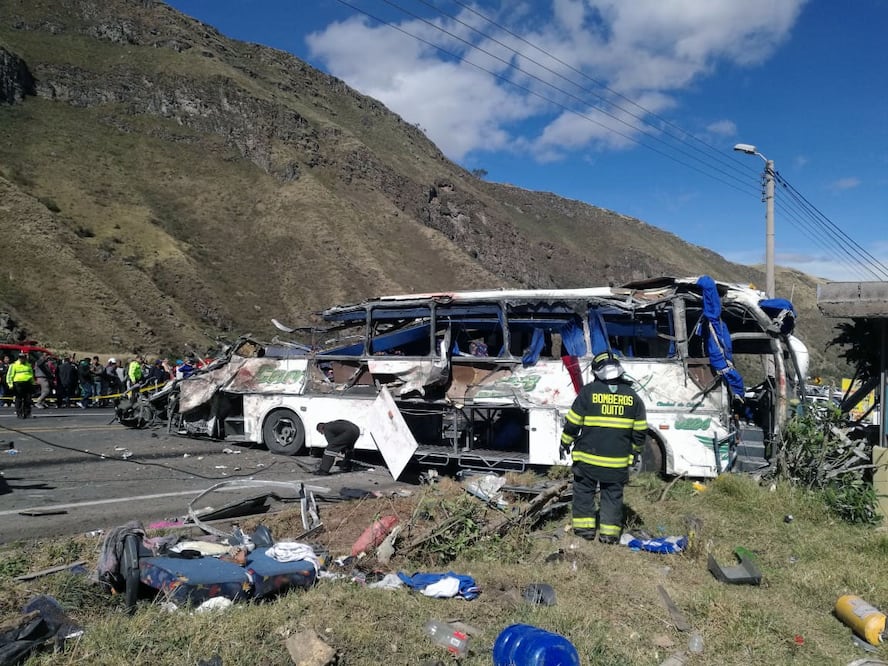 Bomberos atienden el choque de un autobús que dejó al menos 22 personas muertas. (FOTO: AFP)