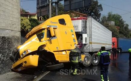 Choque de tráiler complica circulación en Viaducto