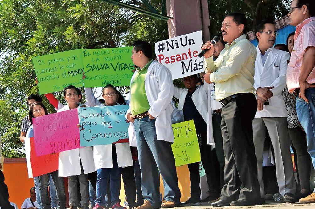 Los manifestantes amagaron con mantener cerrado el centro de salud hasta que la autoridad detenga a los responsables de la agresión contra Itzel (ROSELIA CHACA. EL UNIVERSAL)