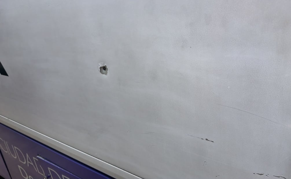 Una adolescente de 17 años resultó lesionada por un disparo de arma de fuego mientras viajaba a bordo de una unidad de transporte público. | Foto: Especial.
