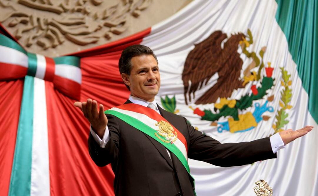 Enrique Peña Nieto portó una banda presidencial con el color rojo en la parte alta, de acuerdo con una reforma que impulsó el presidente Felipe Calderón Hinojosa (Foto: Archivo / EL UNIVERSAL)