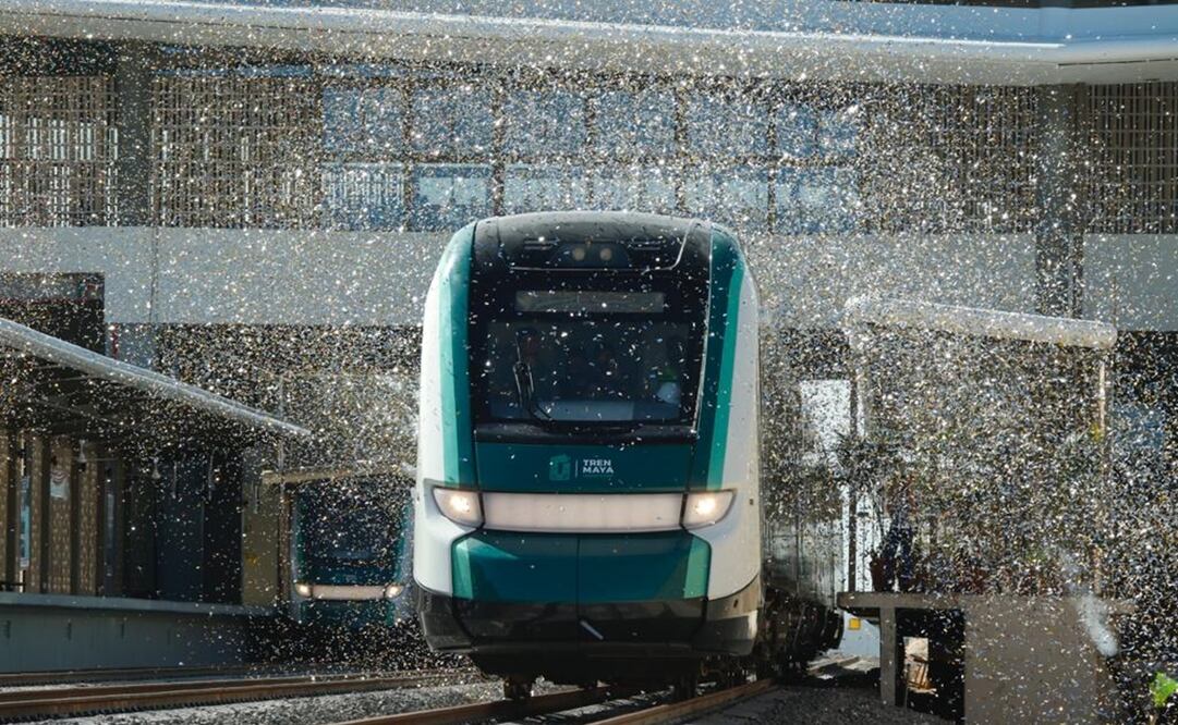 El presidente López Obrador viaja en el primer vagón del Tren Maya. Foto: Presidencia