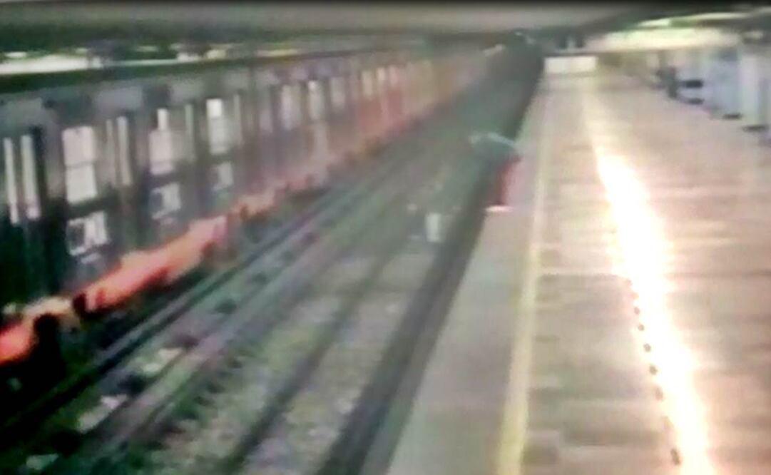 Rescatan a niño arrojado por su madre a las vías del Metro Tepito