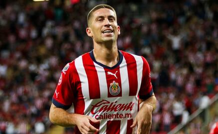 Chivas sorprende y derrota a Rayados con Ormeño y Jiménez como héroes