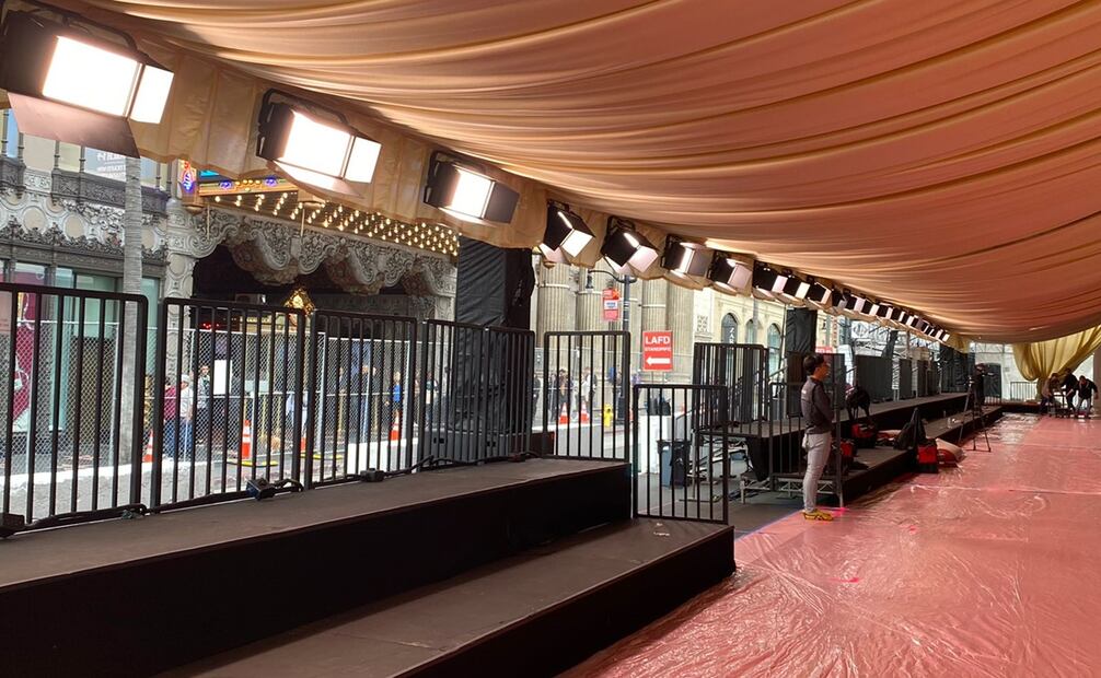 Se aprecian luces encendidas y las telas que cuelgan del techo. Foto: Mario P. Székely/EL UNIVERSAL.