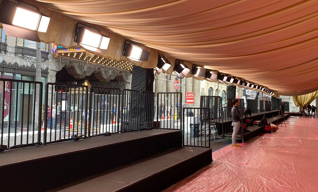 Se aprecian luces encendidas y las telas que cuelgan del techo. Foto: Mario P. Székely/EL UNIVERSAL.