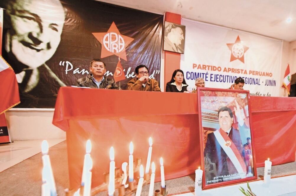 Seguidores del expresidente peruano Alan García, ayer durante un servicio fúnebre en la sede del Partido Aprista Peruano, en Huancayo. / CRIS BOURONCLE. AFP