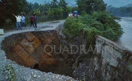 Colapsa carretera por lluvia en Oaxaca