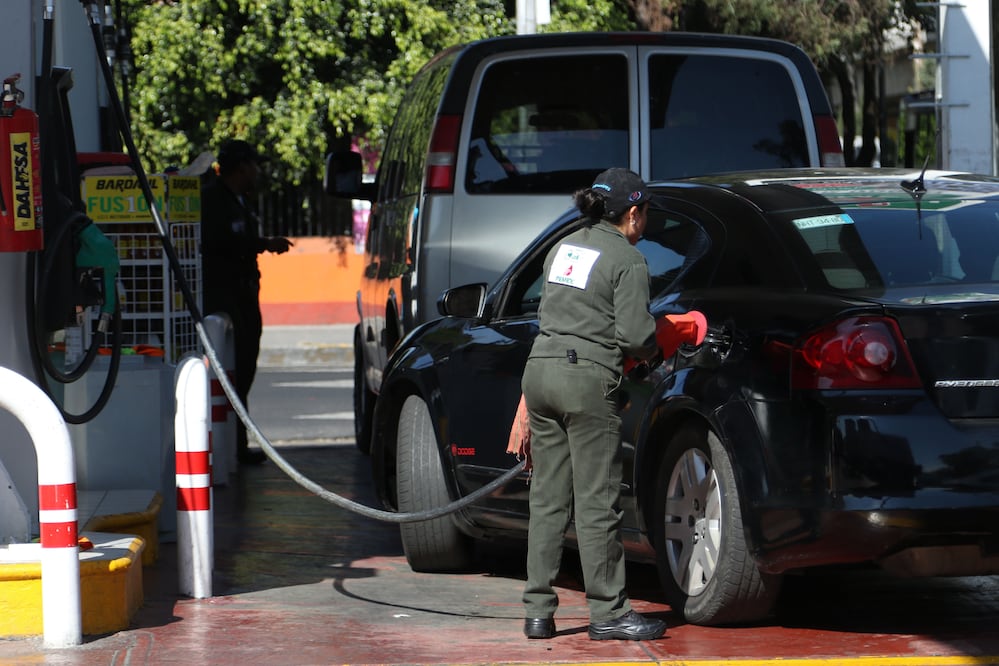 Despacho de gasolina en gasolinera de la Ciudad de México (CARLOS MEJÍA. EL UNIVERSAL)