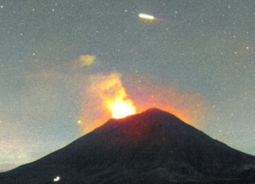 VIDEO: Captan enorme luz pasar sobre el volcán Popocatépetl; usuarios aseguran que es un OVNI
