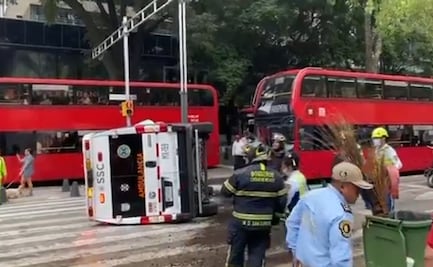 Vuelca ambulancia sobre Paseo de la Reforma; hay 4 lesionados