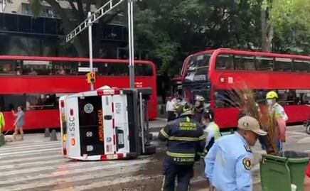 Vuelca ambulancia sobre Paseo de la Reforma; hay 4 lesionados