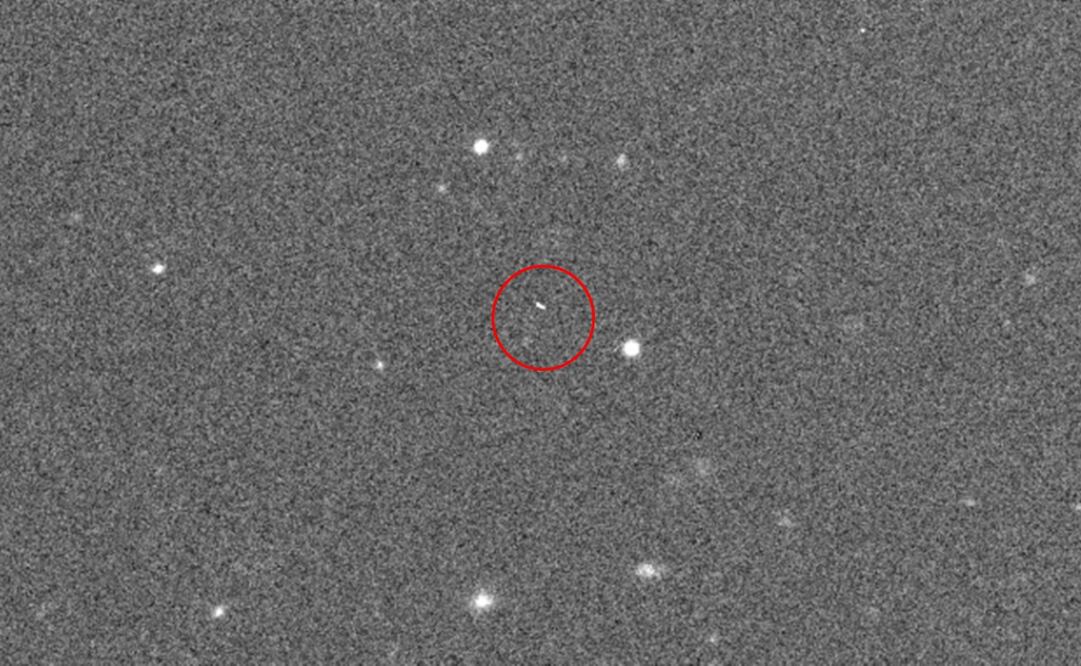 La forma alargada en el centro de la imagen es el asteroide Apophis, que cruza el firmamento. Imagen: Universidad de Hawai