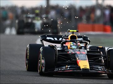 Checo Pérez remonta y Max Verstappen gana el GP de Abu Dhabi