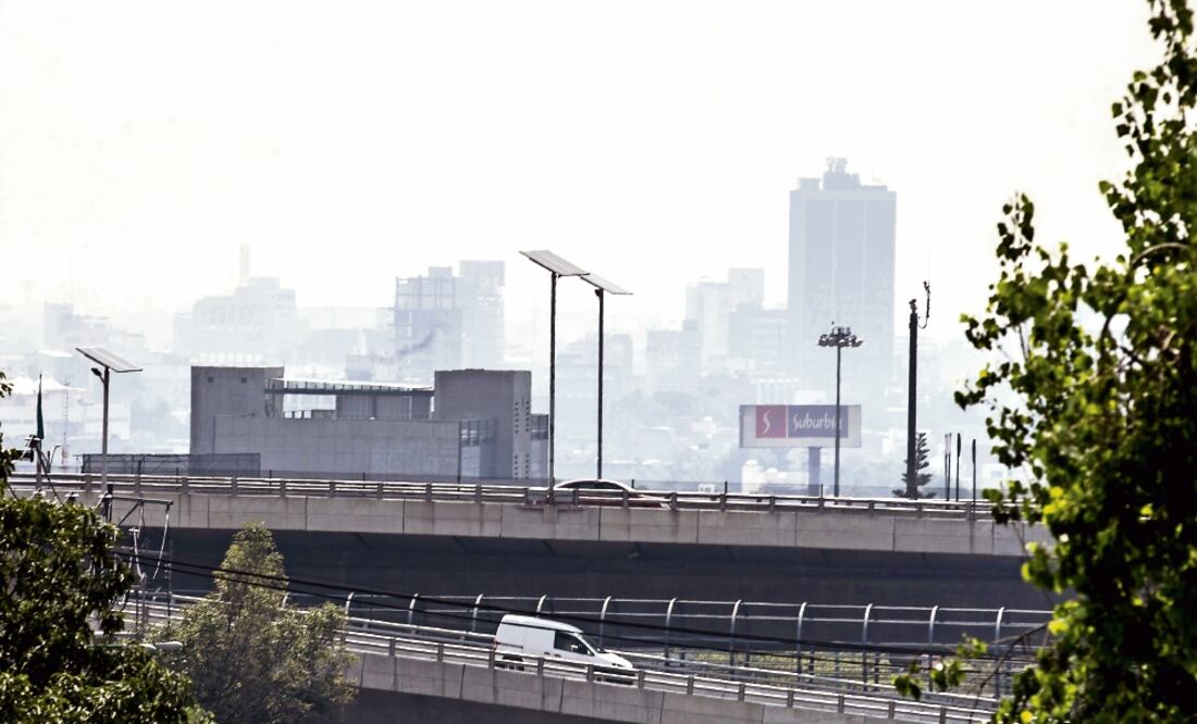 La Comisión Ambiental de la Megalópolis responsabiliza de la contaminación al sistema de alta presión que se ha presentado y a las “inusuales” temperaturas tan elevadas de los últimos días. Recomienda racionalizar el uso de los automóviles (BERENICE FREG)