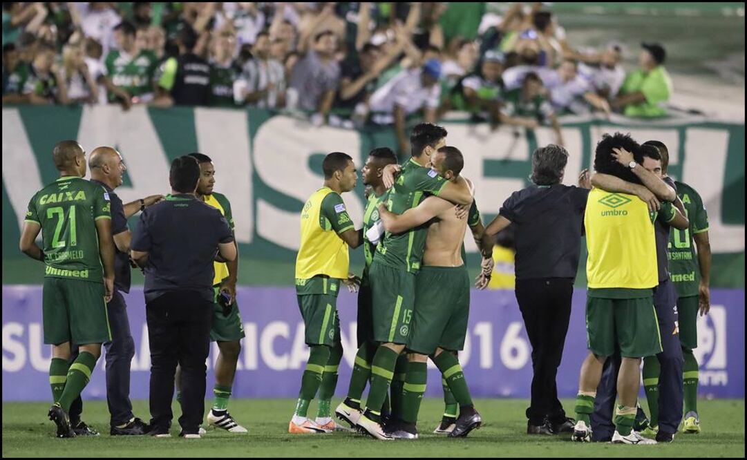 El equipo brasileño celebra el pase a la final de la Copa Sudamericana. Foto: AP