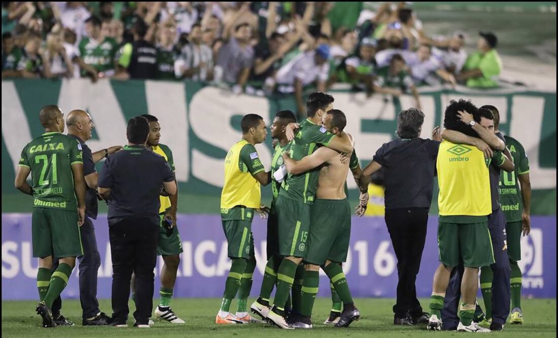 El equipo brasileño celebra el pase a la final de la Copa Sudamericana. Foto: AP