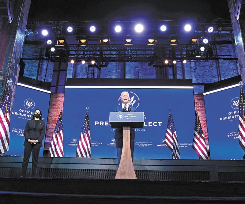 En el teatro The Queen, en Wilmington, Delaware, el virtual presidente electo Joe Biden, acompañado por su compañera de fórmula Kamala Harris, agradeció la felicitación de líderes mundiales por su triunfo electoral y dijo que está seguro de que situará a 