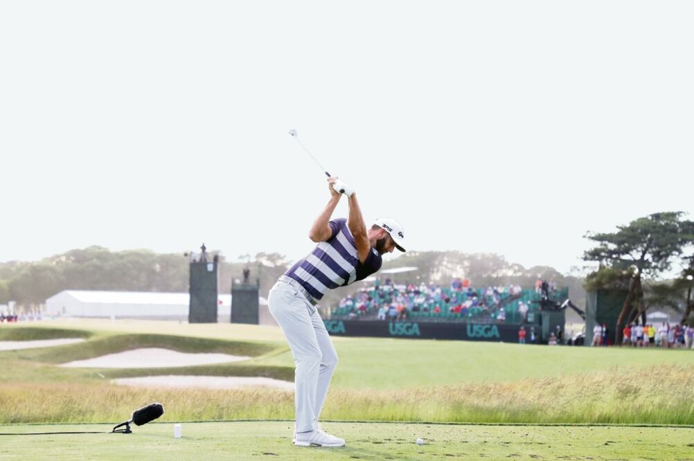 Dustin, al igual que sus rivales, padecieron con el clima; fue alcanzado. (Rob Carr. AFP)