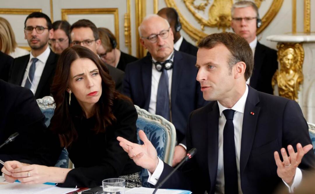 El presidente francés Emmanuel Macron y la primera ministra neocelandesa Jacinda Ardern asisten a una reunión en el Palacio del Eliseo, sobre la manera de impedir la transmisión online de actos extremistas violentos. (Charles Platiau/Pool via AP)