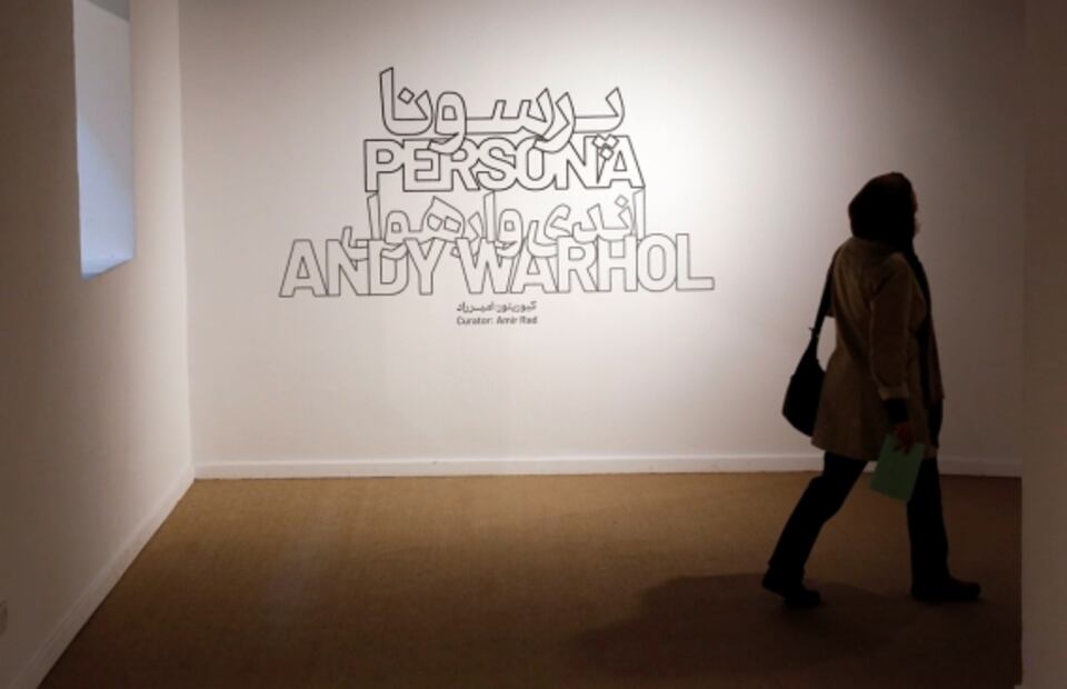 15 minutos de fama para Andy Warhol en Teherán, el arte pop fascina a espectadores iraníes