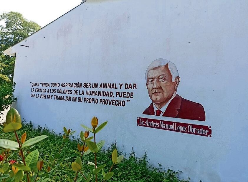 En la entrada del CCPI de Nacajuca, donde está la vieja vivienda, se reproduce un pensamiento y retrato del presidente López Obrador. Foto: Pedro Villa y Caña