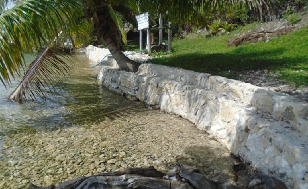 La obra clausurada tiene una fosa séptica para la descarga de aguas y unas escalinatas en pendiente de cemento de 12 metros de longitud para acceder a la laguna. (Foto: Especial) 