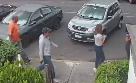 Captan en video asalto con violencia a dos jovencitas en Tlalpan