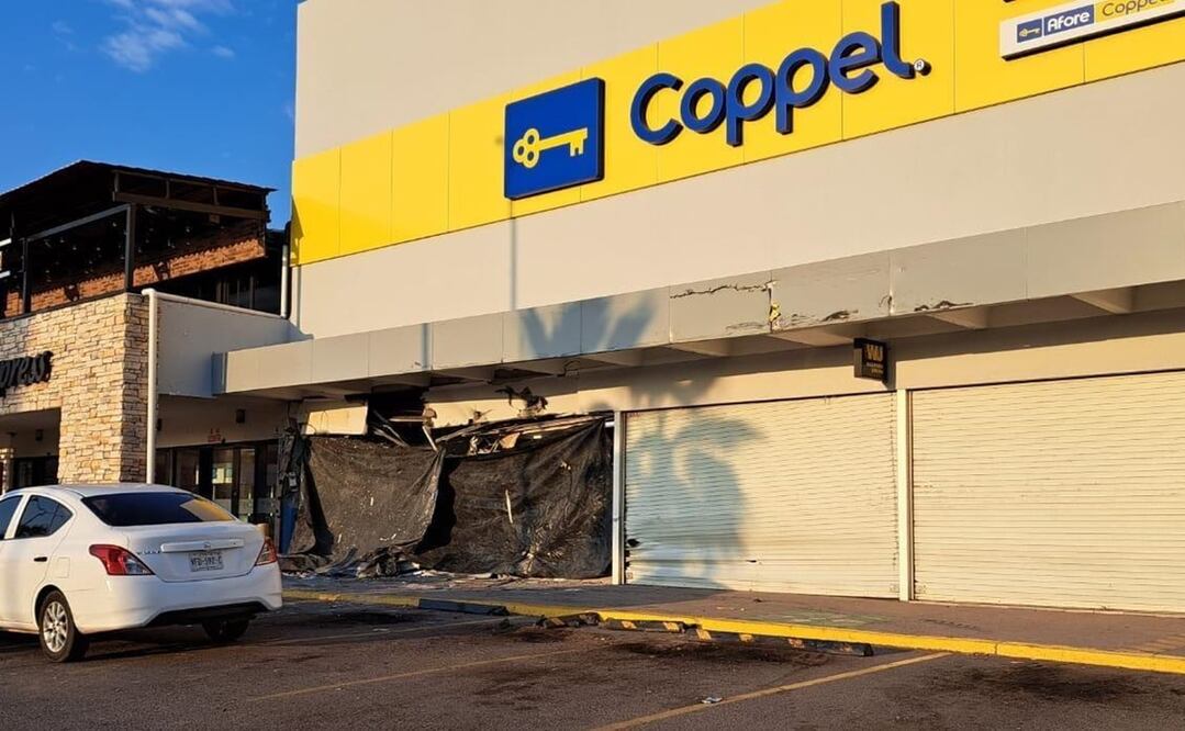 En el fraccionamiento Valle Alto, una persona que conducía una retroexcavadora intento saquear un cajero de BanCoppel. Foto: Especial