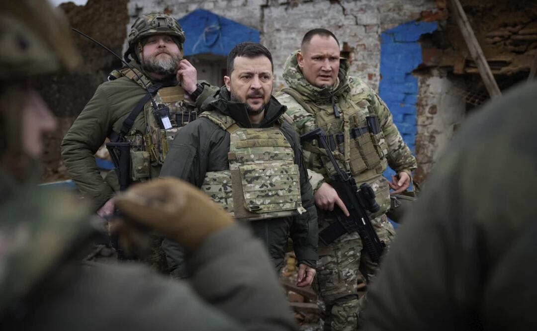 El presidente de Ucrania, Volodimir Zelensky, durante su visita a la región de Zaporiyia, donde se producen intensos combates con tropas rusas, en Ucrania. Foto: Ilustrativa / AP