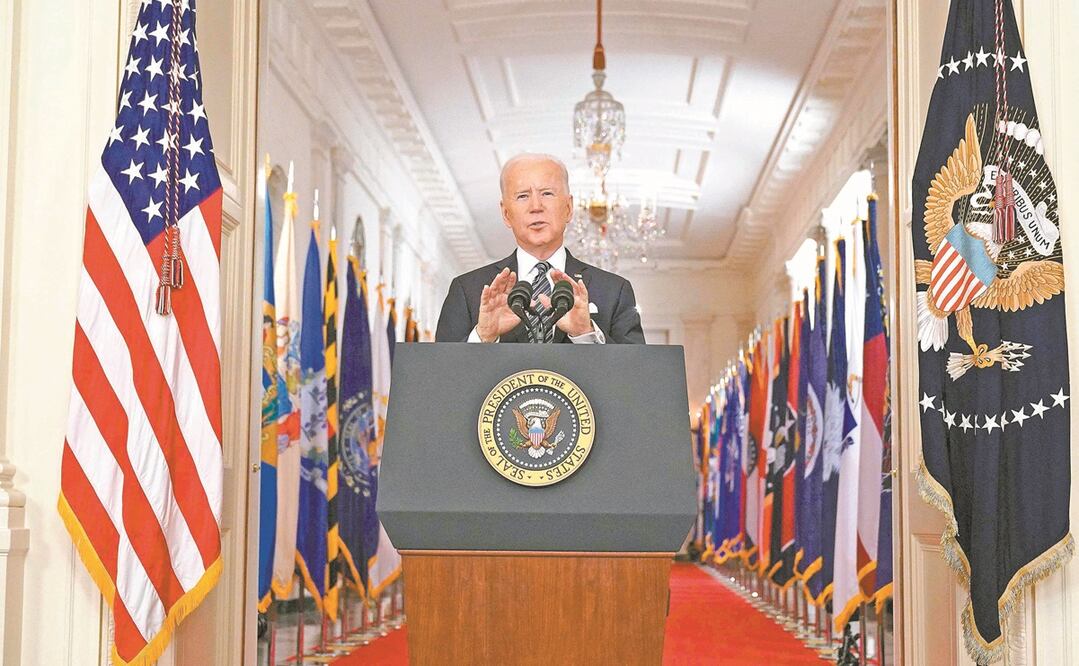 El presidente de EU, Joe Biden, ayer durante un discurso en la Casa Blanca, en Washington, para marcar el primer año de la pandemia. Foto: MANDEL NGAN. AFP
