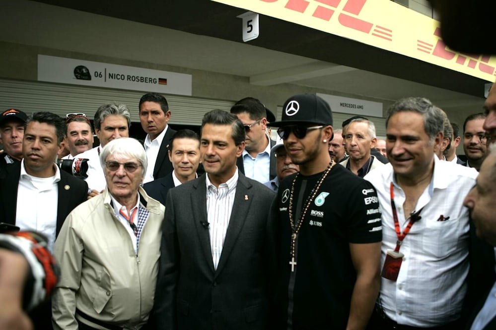 El mandatario hizo una parada especial en lo que será el podio de vencedores, justo en el Foro Sol. Ya de vuelta en la zona de pits, en donde inició su recorrido, recibió un obsequio de Bernie Ecclestone, dueño comercial de la F1. 