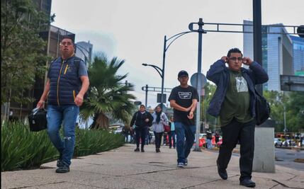 "Tuve que caminar 1 km": Siguen cierres en Reforma e Insurgentes; capitalinos sufren los bloqueos por caos vial