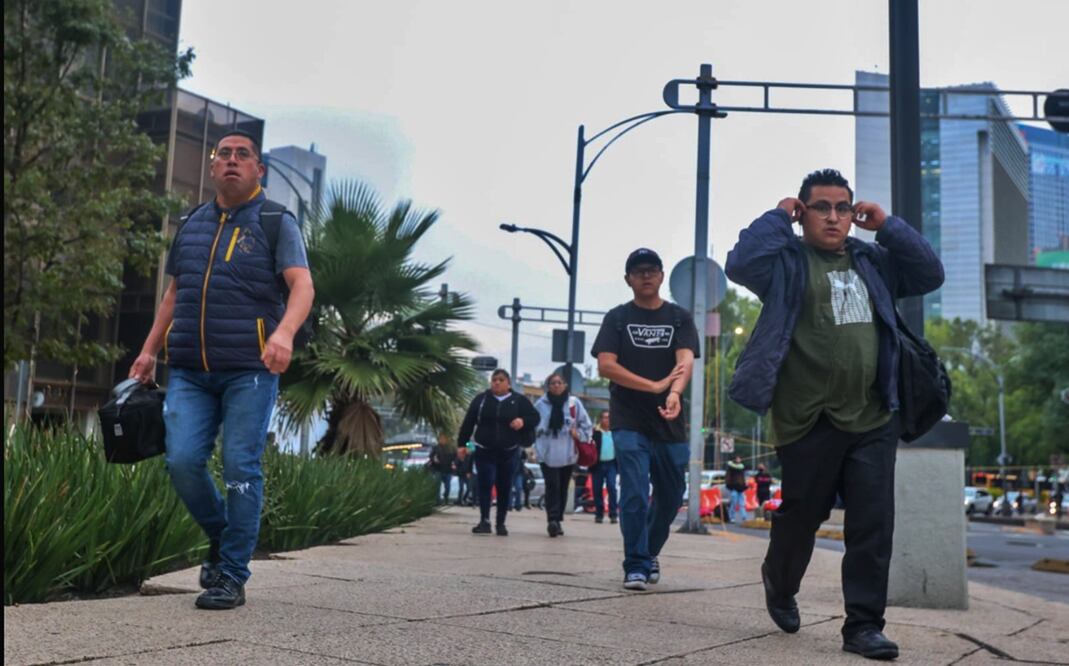Luego de más de 15 horas de bloqueo, alumnos de la Escuela Normal Rural Mactumactzá, de Chiapas, mantienen un bloqueo en el cruce de Paseo de la Reforma e Insurgentes, en la Ciudad de México, el 4 de junio de 2025. Foto: Axel Sánchez/EL UNIVERSAL