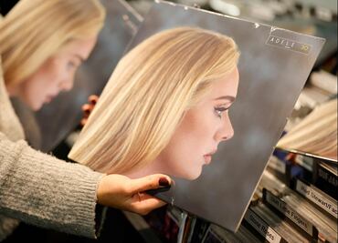 Adele regresa con éxito y encabeza al doble los rankings de música británicos