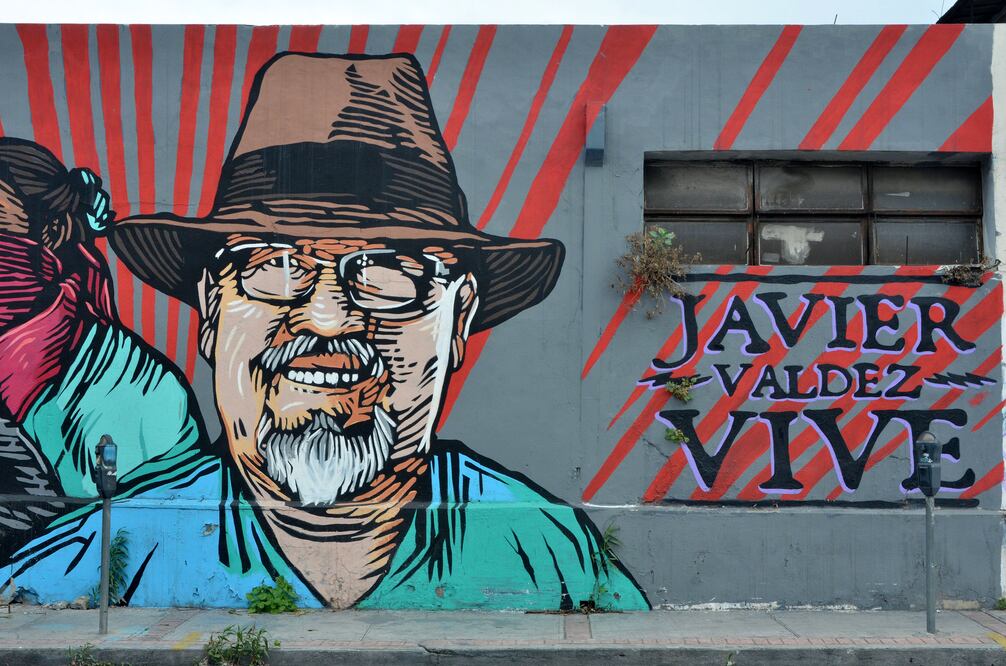 En Monterrey, un integrante del colectivo Gran OM y el Dante pintó la imagen de Javier junto al mural del Congreso indígena (CORRESPONSALES)