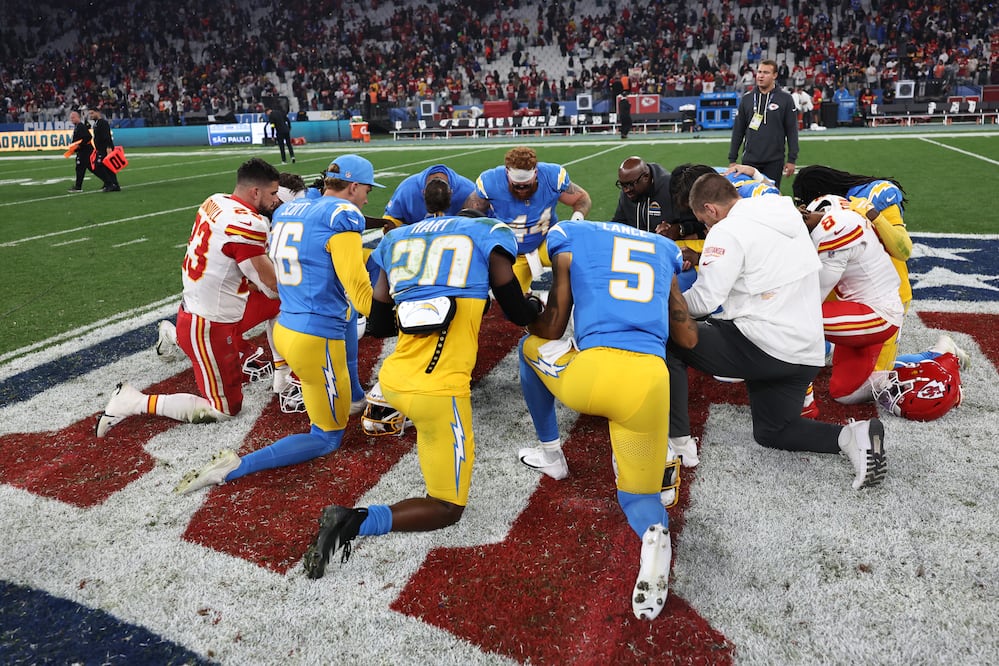 Jugadores de los Chiefs y de los Chargers rezan este viernes, al finalizar un partido de la NFL entre Los Ángeles Chargers y Kansas City Chiefs en el estadio Neo Química Arena en São Paulo - Foto: EFE