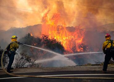 Desalojan a 200 personas en helicóptero por incendios en California