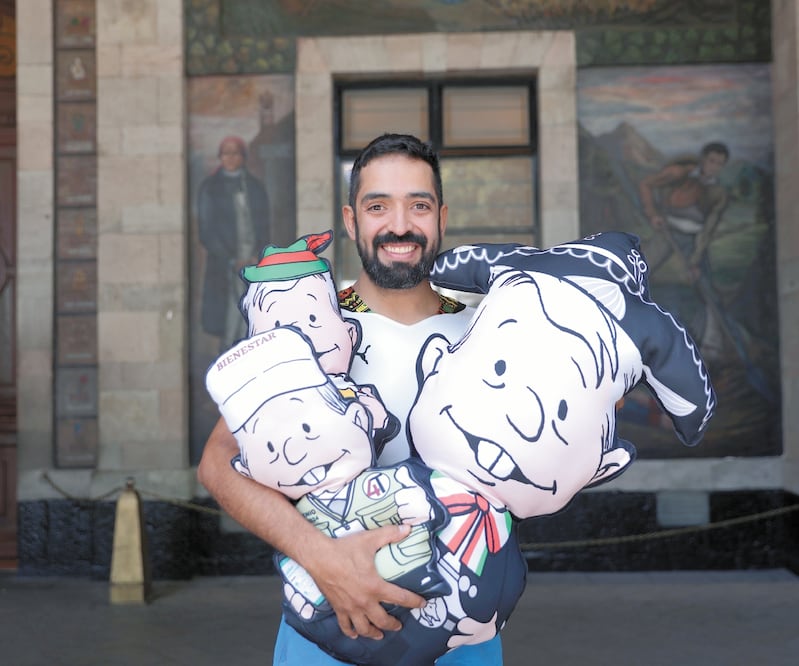 Mario hace y vende almohadas con la figura del Presidente. IVÁN STEPHENS. EL UNIVERSAL