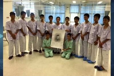 Niños rescatados de cueva en Tailandia realizan retiro espiritual