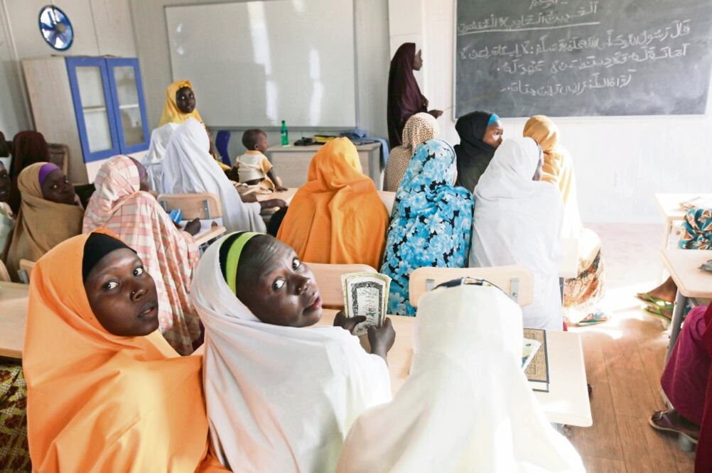 Niñas desplazadas por los ataques de milicianos Boko Haram, en una escuela en la localidad nigeriana de Maiduguri, en una imagen de 2015. (AP)