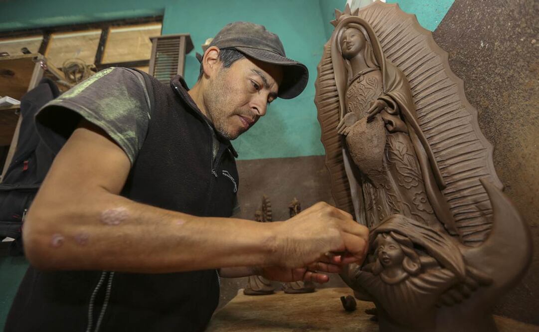 Artesanos de Metepec elaboran vírgenes de Guadalupe de barro para festejar el 12 de diciembre. Fotos: Jorge Alvarado