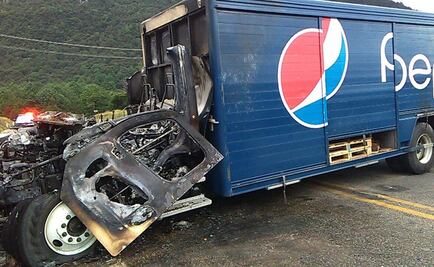 Presuntos normalistas queman vehículos en Chiapas