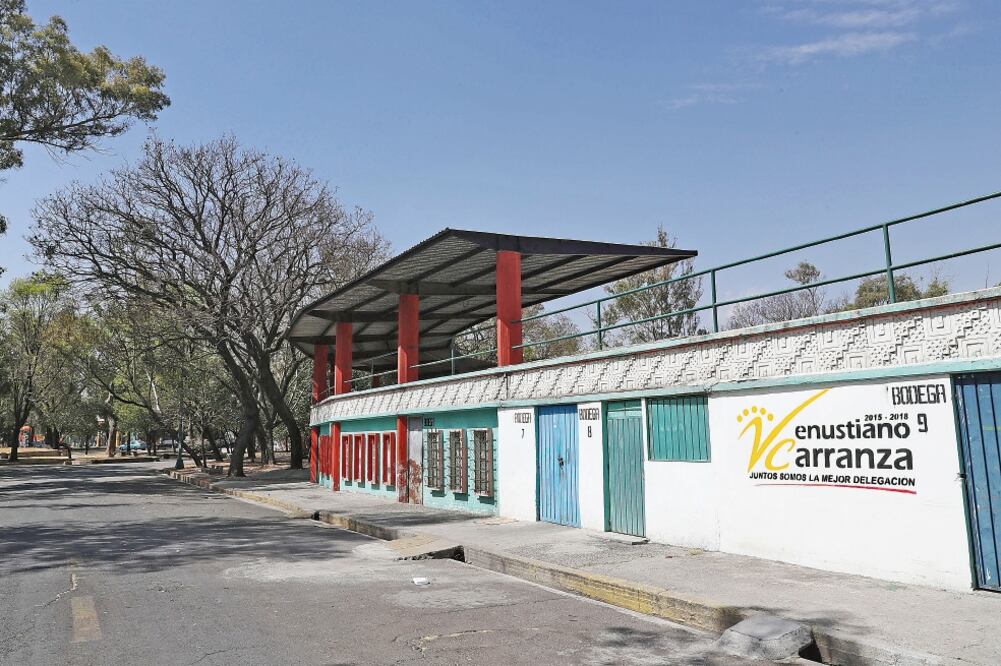 En el deportivo, camiones de carga y vehículos para remover tierra realizan las acciones de saneamiento en el terreno. (ARCHIVO EL UNIVERSAL)