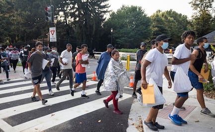 Texas manda autobuses con decenas de migrantes a la residencia de Kamala Harris