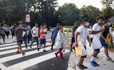 Texas manda autobuses con decenas de migrantes a la residencia de Kamala Harris