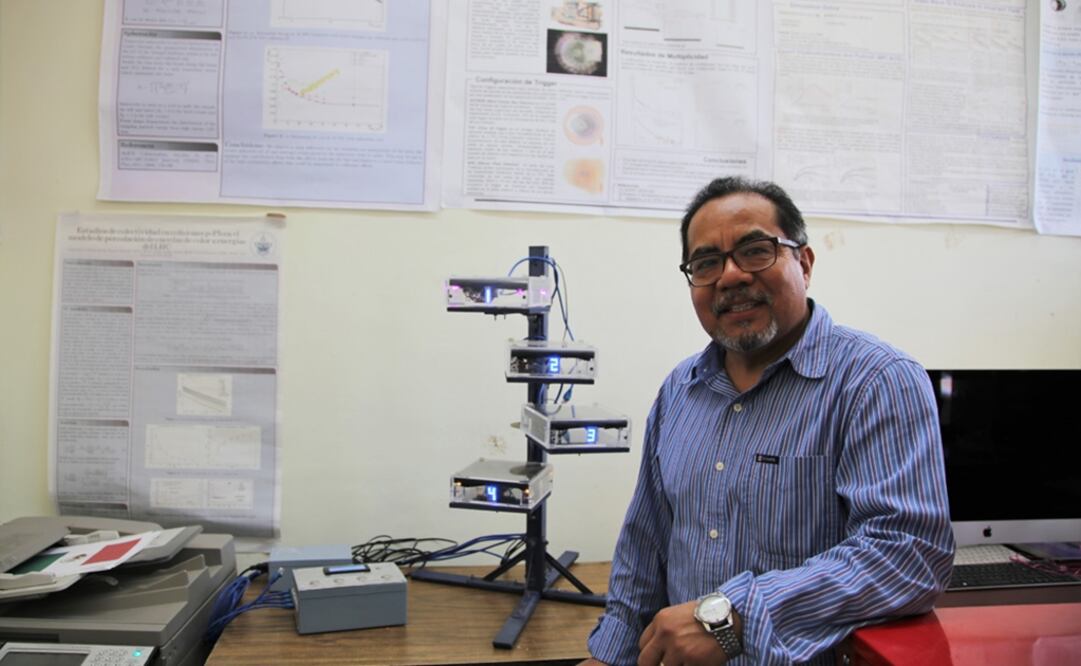 Una de las patentes que ha conseguido el grupo que encabeza el físico Arturo Fernández Téllez en la BUAP, es el Piano Cósmico, un dispositivo de cuatro detectores similares a los de ACORDE. (FOTO: Noemí Rodríguez/AMC.)  